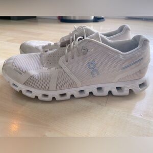 On Cloud 5 sneakers in pearl/white